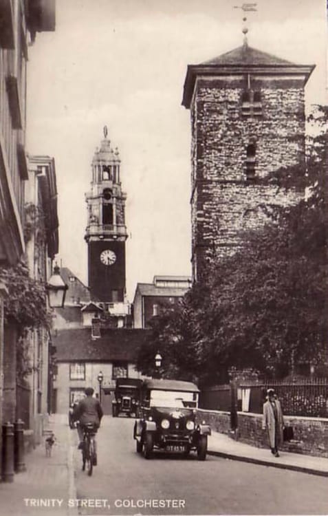 Free printable vintage UK postcards – nostalgic scenes of British towns, countryside, seaside resorts, and classic landmarks for crafts, decor, and collectors.