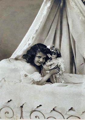 vintage-photos-victorian-children-1902doll-bed