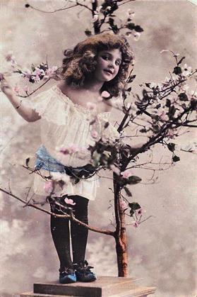 vintage-photos-victorian-children-1902up-a-tree