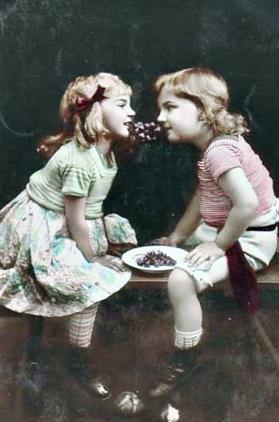 vintage-photos-victorian-children-1908eatinggrapes
