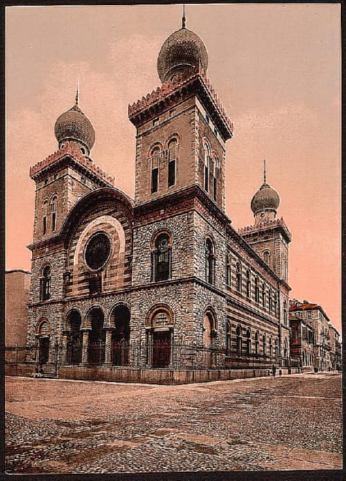 Free printable vintage postcards from around the world – classic travel scenes, landmarks, and retro designs for crafts, decor, and collectors.